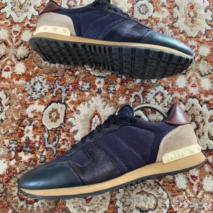 Valentino Rockrunners  - Hej! Säljer nu mina skor från märket Valentino , storlek 42, bra skick. Givetvis äkta, Tveka inte på att höra av dig om du har frågor eller funderingar kring skorna!
