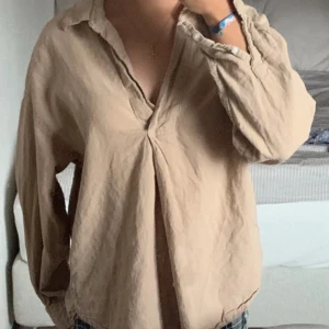 Linneskjorta  - Säljer denna fina skjortan från Gina Tricot i stl 34! (Färgen är lite mörkare) För referens har jag XS. Defekt: missfärgning på baksidan