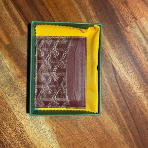 Röd goyrd plånbok - En vanlig cardholder, pris kan diskuteras. Box medföljer