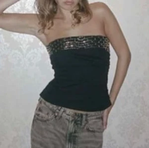Svart Zara topp med glitter detalj - Säljer min helt oanvända bandau topp från Zara! Mycket fint skick🤍