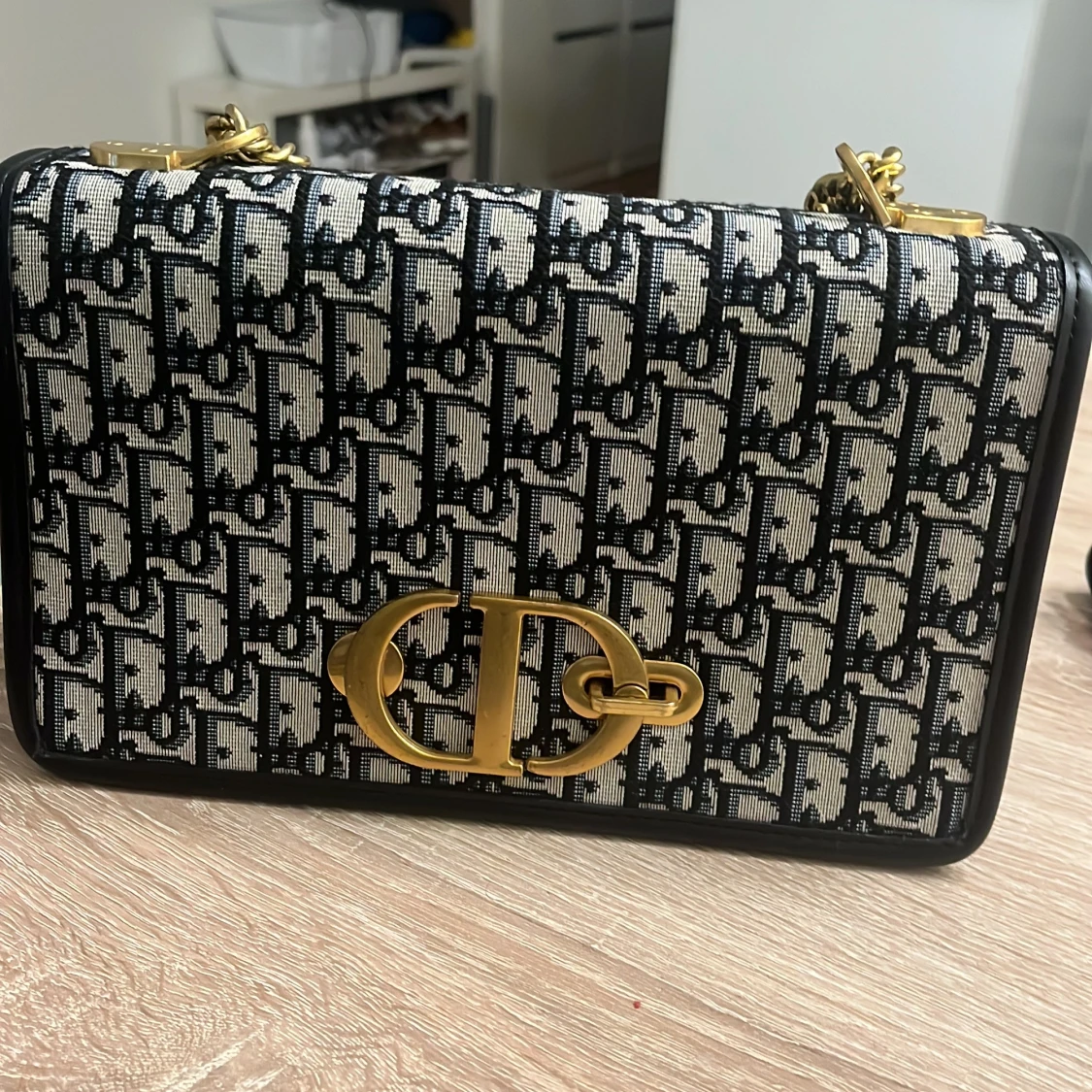 Mönstrad axelväska med gulddetaljer