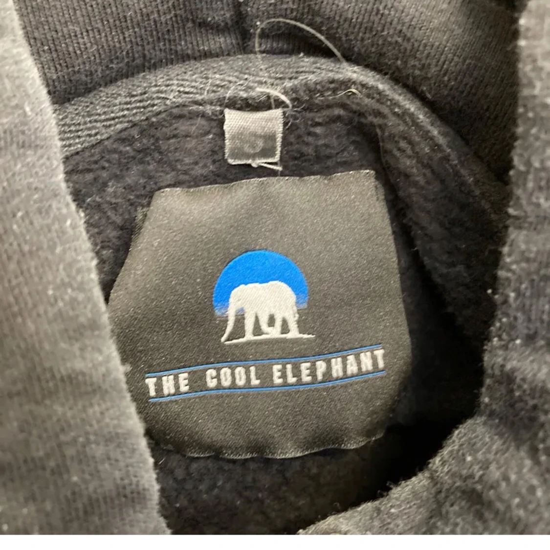 Svart hoodie med tryck från The Cool Elephant - 2