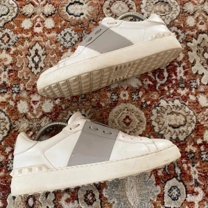 Valentino Open Skor - Hej! Säljer nu mina skor från märket Valentino , storlek 40, bra skick. Givetvis äkta, Tveka inte på att höra av dig om du har frågor eller funderingar kring skorna!