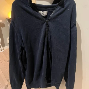 Mörkblå tröja med dragkedja från Stone Island - Säljer nu min stone island tröja i storlek 156 då den har blivit för liten. Priset är inte hugget i sten och tveka inte med att höra av sig vid minsta fundering