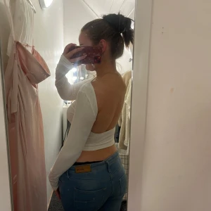 Vit topp med öppen rygg - Säljer vit långärmad topp med en öppen rygg!