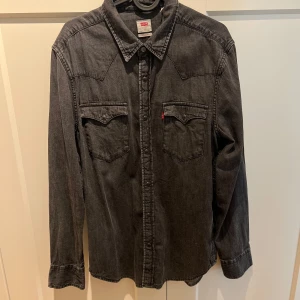 Svart jeansskjorta från Levi's - Snygg svart jeansskjorta från Levi's. Aldrig använd och därför i nyskick! Nypris:900