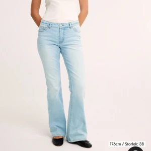 Ljusblå bootcut jeans Kappahl  - Säljer mina low Waist flare jeans från Kappahl då dem inte kommer till användning. Köpte för 500 men säljs för 350 men 300 vid snabb affär. De är använda men i väldigt bra skick. Tveka inte på att höra av dig vid frågor💕