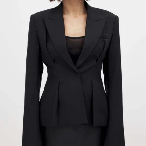 Lovisa Worge kavaj - Säljer denna populära kavaj från Lovisas Na-kd kollektion. Skräddarsydd och sitter så bra! Helt ny!! Aldrig använd, bara provad (säljer för den var lite stor på mig och köpte ny i mindre storlek) nypris 799kr