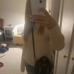 Svart handväska från Zadig & Voltaire - Säljer denna super snygga Zadig väskan i modellen ”Mini Tote Bag”, den är i bra skick, inte använd mycket. Perfekt storlek, den rymmer mer än vad man tror!!💞 Bara och fråga om ni vill ha fler bilder!! Och priset går att diskuteras!!💗💗