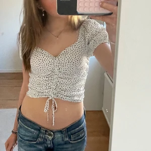 prickig topp - Söt prickig topp från H&M, passar perfekt till sommaren☀️💗💗Skriv vid frågor! 