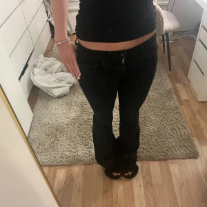 Svarta lågmidjade bootcut jeans från ONLY - Snygga svarta lågmidjade bootcut jeans från ONLY. De har en låg midja och en klassisk femficksdesign. Perfekta för en stilren look. Storlek 25/32. Midjemått är 34 cm (ganska stretchiga) Innerbenslängden är 80/81 cm. 💞