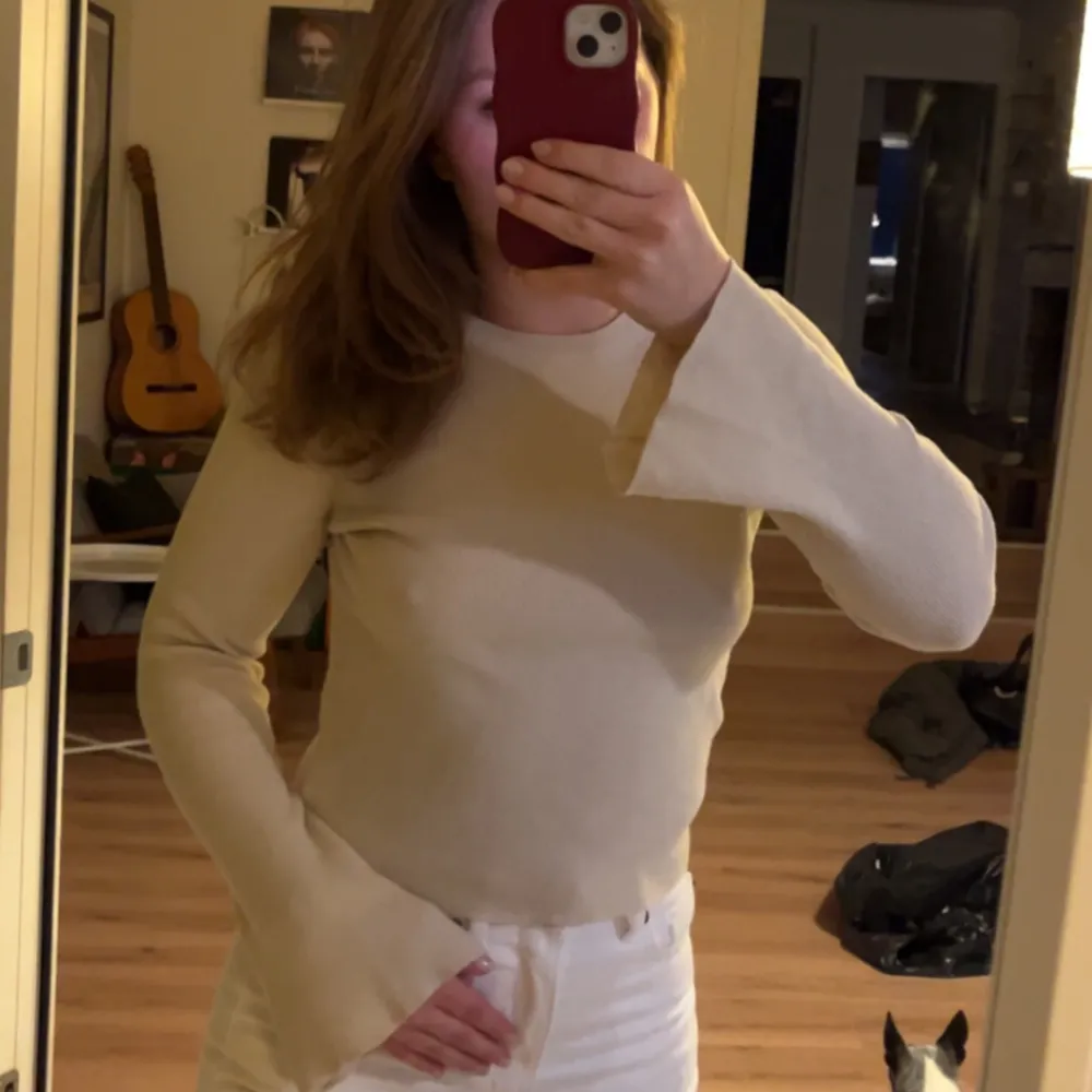 Beige ribbad långärmad med utsvängda ärmar, strl Xs från Bik Bok🤎. Neuletakit & Villapaidat.