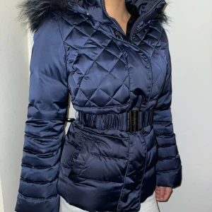 Mörkblå quiltad jacka från Guess XS - Snygg mörkblå quiltad jacka från Guess knappt använd storlek XS inga defekter som ny köpte för 4000kr