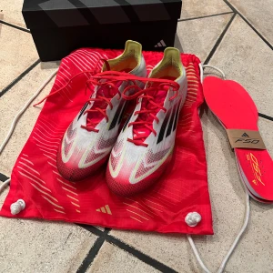 Adidas F50 fotbollsskor - Säljer mina Adidas F50 Ag. Använda 3-4 träningar så bra skick. Strl 42 2/3. Medföljer påse, box och extra sula. En liten deffekt fram på höger sko ett litet jack. Nypris 3099. Skriv vid ytligare frågor! 