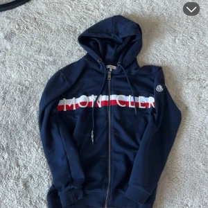  Moncler - Säljer tröjan för att jag inte använder den längre 