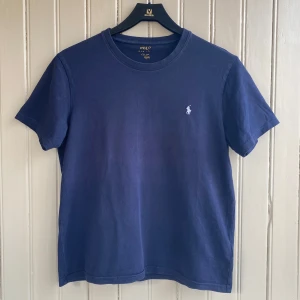 Ralph Lauren t-shirt - En fin Ralph Lauren t-shirt utan några fläckar eller skavanker!   Har du frågor? Tveka inte på att skriva!💬💬