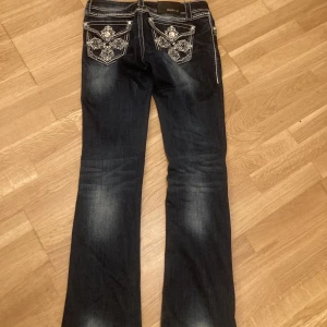 SUPERSNYGGA JEANS - Säljer mina jättecoola grace in LA jeans på grund av att det inte riktigt är min stil längre. De är lågmidjade och bootcut, innerbenslängden är 85 cm och midjemåttet är 84 cm🥰