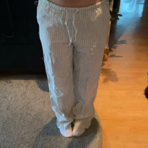 randiga lågmidjade linnebyxor - Säljer dessa lågmidjade beige vit randiga linnebyxor, storlek 158/164 men passar XS/S, använda 1 gång, inga defekter.