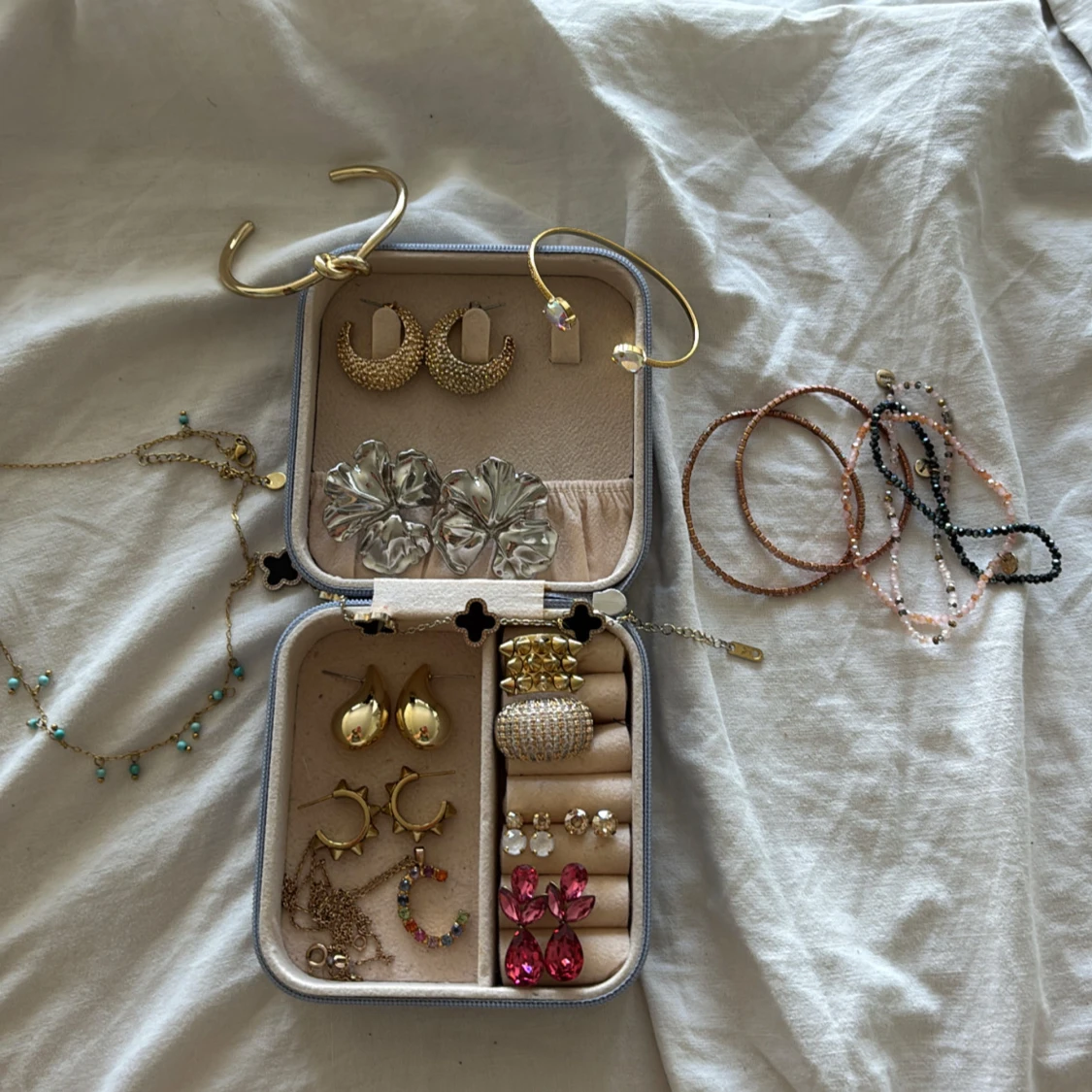 Mix av trendiga smycken i guld och silver - 2