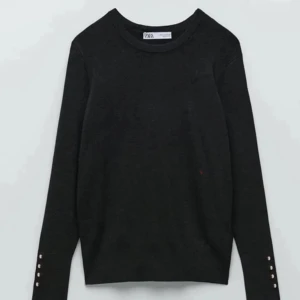 Svart långärmad tröja från Zara - Svart långärmad tröja från Zara med rund halsringning och snygga knapprader vid ärmsluten. Pris kan diskuteras 