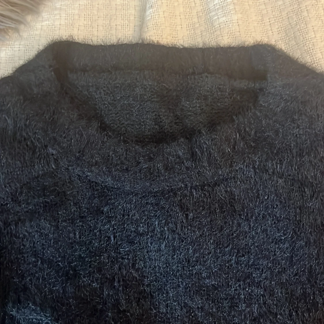 Svart fluffig t-shirt - 1