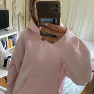 Rosa hoodie - Super söt rosa hoodie som är perfekt till hösten och vintern, jätte mysig och använd 1 gång💓