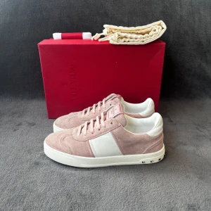 Valentino Flycrew Rosa | 36 - Storlek: 36 Skick: Otroligt fint skick Tillbehör: Orginal- Box, extrasnören & dustbag. Denna modell är stor i storleken. Vi rekommenderar därför att gå ned 0,5-1 storlek.