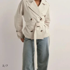 Beige trenchcoat  - Snygg beige trenchcoat från Nelly aldrig använd då den är förliten för mig 💕 helt slutsåld