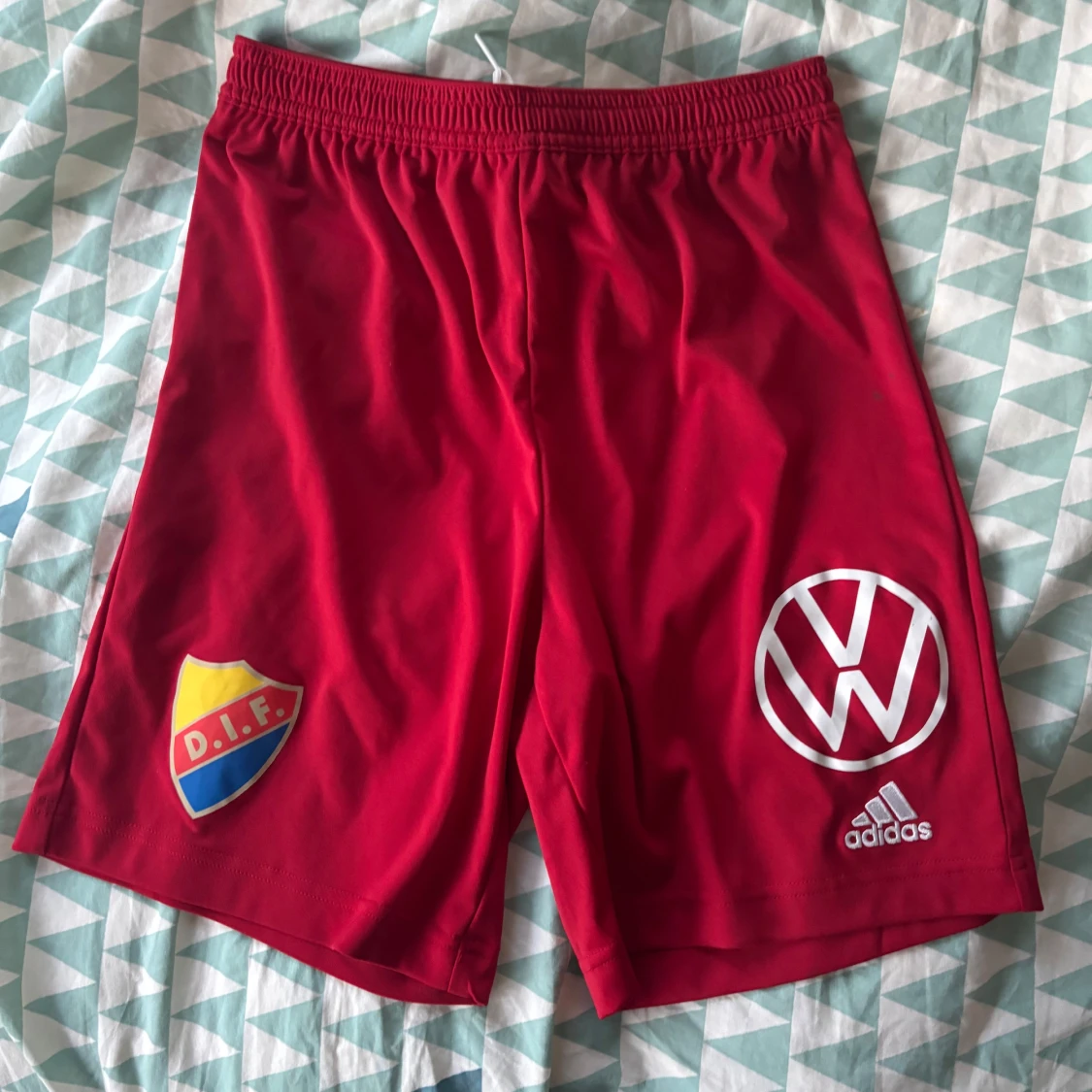 Röda DIF Adidas shorts med VW-logga