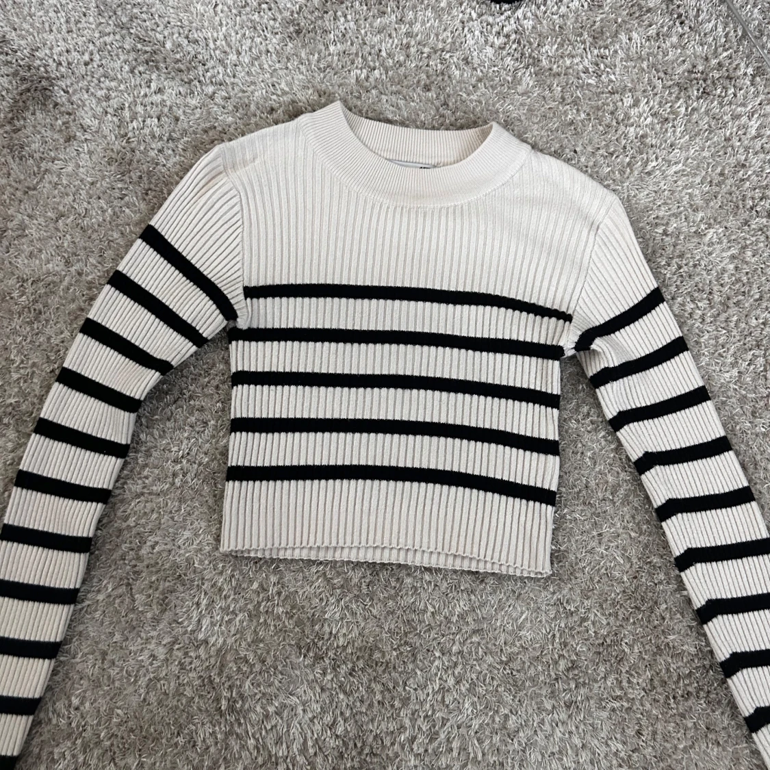 Randig croppad stickad tröja - 2