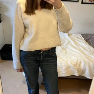 Levi's 501 mörkblå jeans straight fit ”Eve” - Klassiska Levi's 501 jeans i mörkblå tvätt med raka ben och normal passform. Jeansen har fem fickor, knappgylf och snygga slitningar framtill. Perfekta för dig som gillar en tidlös och avslappnad look. Stoleken är 31x34, passar perfekt i längden för mig som är 175