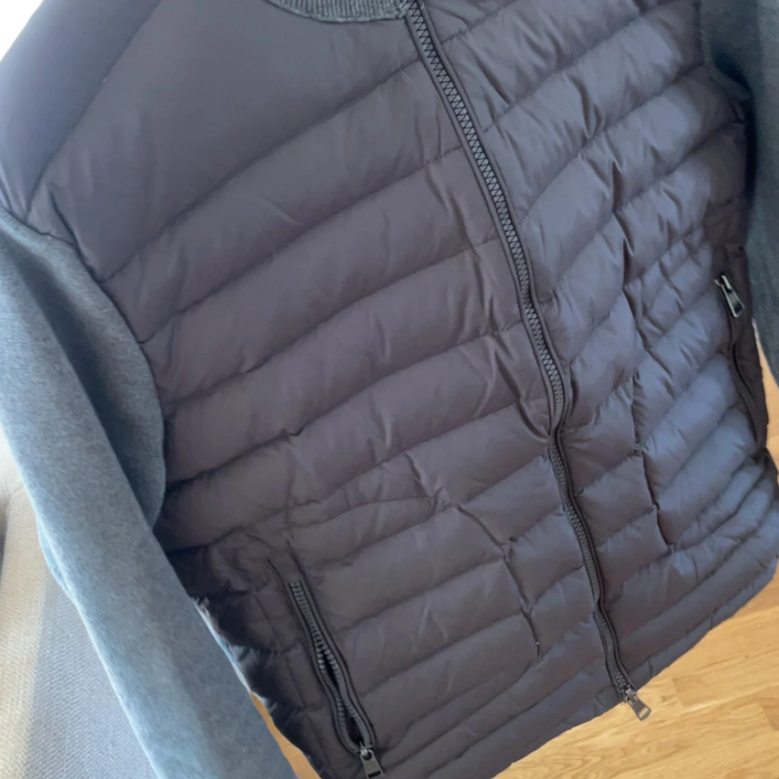 Grå Moncler pufferjacka med stickade ärmar - 2