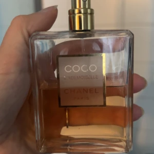 Coco Chanel Mademoiselle edp 100ml - 100ml men halva kvar så uppskattar runt  50ml☺️              En ny 50ml parfym kostar runt 1500kr. Pris pga den saknar lock/kork