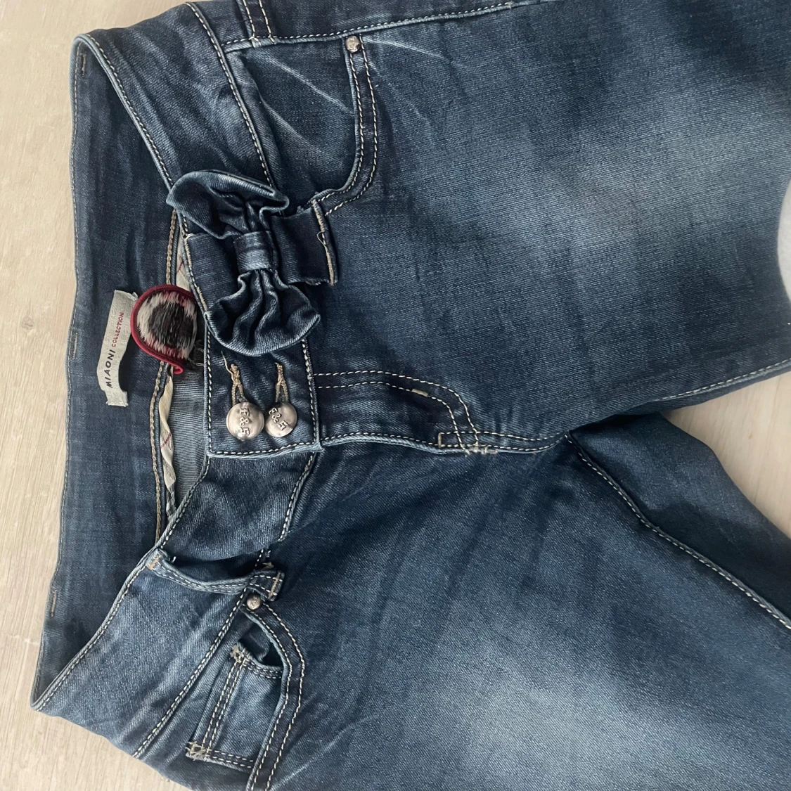 Lågmidjade jeans med rosett! - 3