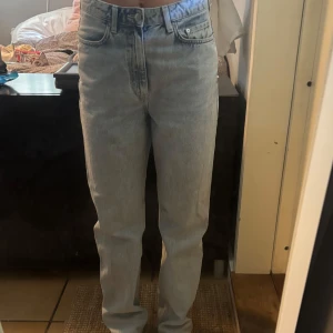 Ljusblå raka jeans - Säljer ett par ljusblå jeans med hög midja. Jeansen har raka ben och en avslappnad passform, tyvärr för stora för mig och kommer därför inte till användning. Storlek W28 L32