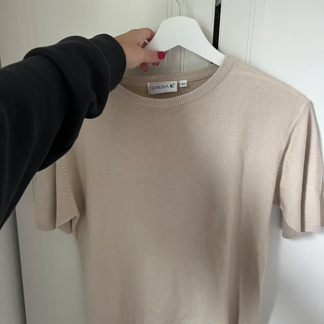 Beige stickad kortärmad tröja Georgina B. - 1