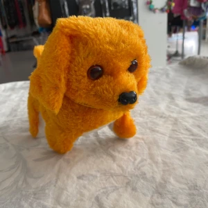 Vintage Leksaksvapen  - Drivs av batteri , valpen gjorde en hundsingnal medan gick , ögon glänsande   Mått 20.00*13.50*9.00 cm. Helt ny 