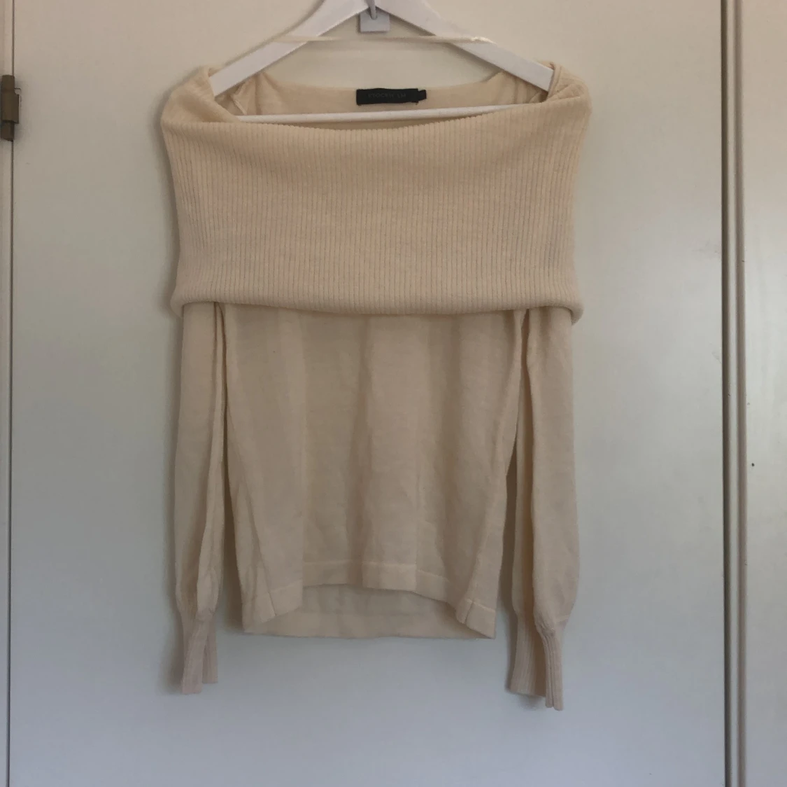 Offshoulder beige stickad tröja - 1
