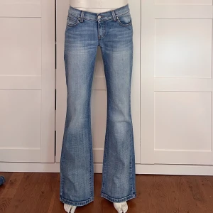 Ljusblå lowwaist bootcut jeans - 💘Storlek: 40/34, men skulle säga att de är som M 💘Passform: Står straight på lappen men de är mer bootcut  💘Midjemått: 82 💘Innerbenslängd: 83 💘Grenmått: 19  Säljer massvis med fler lågmidjade bootcut jeans och lågmidjade jeansshorts! Så kika in min profil💘
