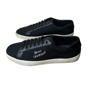 Saint Laurent  - Saint Laurent Classic court. Helt nya med box Dustbag. Storlek 42.5 pris 3590kr finns att köpa via våran hemsida, Fashionels.com