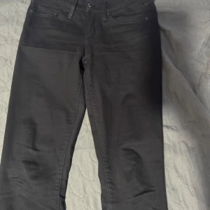 Svarta Levi's 715 Bootcut jeans - Mycket bra skick. Säljer de för de var små för mig. 