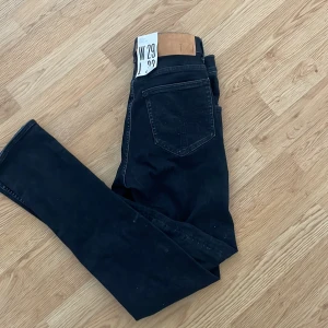 Helt nya tiger of Sweden jeans - Säljer ett par svarta tiger of Sweden jeans dom kostar 1500 originalt men jag säljer för 650 som är nästan hälften av priset🙌 går att ändra pris vid snabb affär 