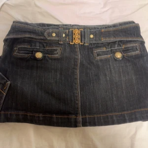 Jeanskjol med guld detaljer  - Jätte fin kjol som jag älskar men som aldrig kommer till användning. Köpt för 450kr, passar storlek xs-s. Jätte unik och fin kjol!
