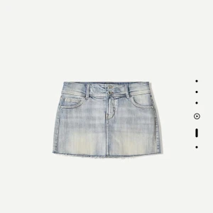 Low waist bershka kjol - Säljer denna as snygga low waist kjolen från behrska med insydda shorts som gör den jätte bekväm och smidig. Den är i storlek 36 och köpt i Amsterdam men aldrig använd. Skriv vid frågor