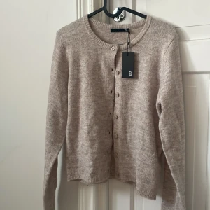 Beige kofta från 157, storlek XS - Beige kofta, med knappar, från lager 157. Aldrig använd.