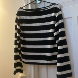 Randig långärmad tröja Gina Tricot XS - Randig tröja, från Gina tricot, lite genomskinlig. Aldrig andvänd.