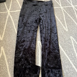 Low waisted byxor - Skit snygga low waisted byxor i ett skönt material! Dom sitter skit fint på och formar kroppen väldigt fint☺️  köpt från Cubus för 399kr. Storlek S