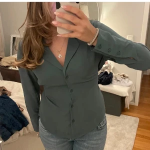 grön blus med knyt - söt blus med knyt i ryggen. köp gärna i bundles!❤️ storlek 34/xs