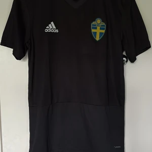 Domartröja, fotboll från Adidas - Snygg svart domartröja från Adidas. Använd en gång. Storlek xs. 