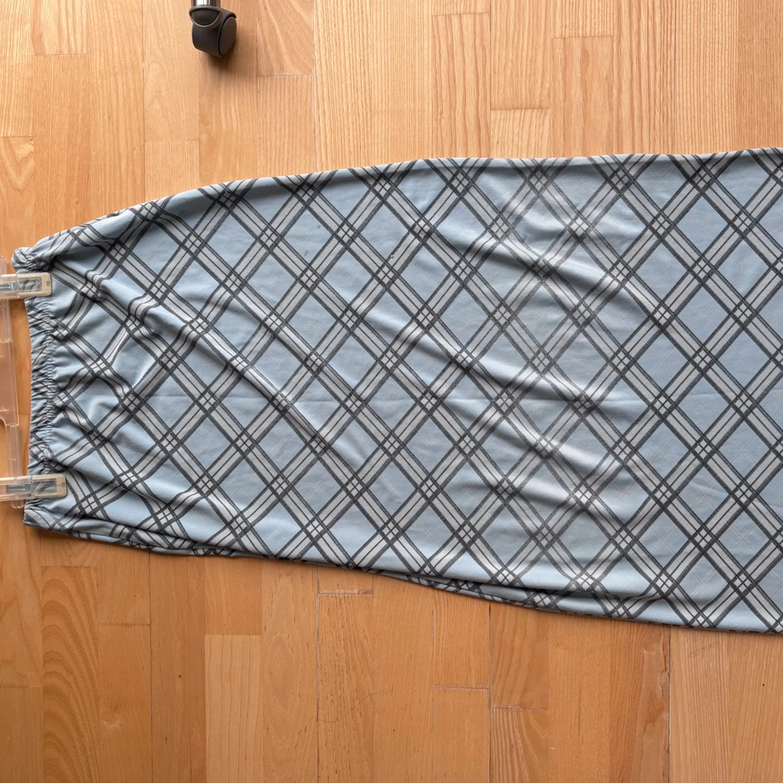 Ljusblå långkjol med rutigt mönster - 1